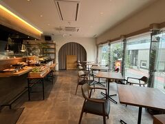 翌朝

ホテル2階の
サルヴァトーレ・クオモ＆バールで
出勤前の娘と一緒に朝食ブッフェ

宿泊者以外も
料金を支払えば利用可能です
