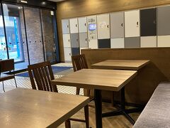 ホテルをチェックアウトして、セルフロッカーに荷物を預けて、周辺を散策してみます。