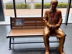 渋沢栄一翁は生前、自身の像が設置されるのを「雨ざらしになるから」と嫌がっていたそうですが、今回の等身大オブジェ（像）はKABUTO ONEの屋内にあります。