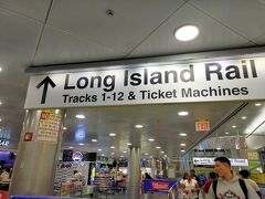 雷雨の影響で上空で旋回した為30分遅れでJFKに到着、エアトレイン（半額キャンペーンで4.25ドル）でジャマイカまで行き