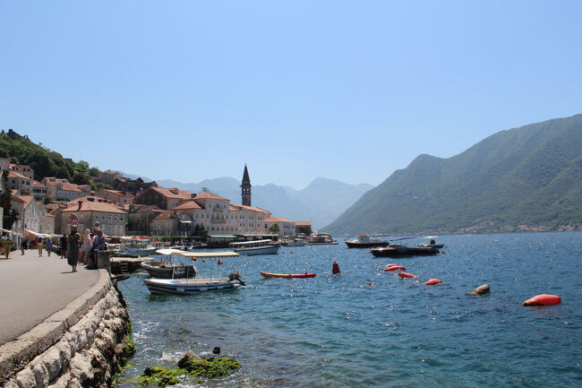 ぺラスト旧市街とコトル湾。<br />聖二コラ教会の鐘楼が見える。