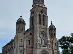 慶基殿の後は目の前にある殿洞聖堂へ。

有料になりますが、９時～１７時の間のミサがない時に見学が出来ます。１７時ちょっと過ぎに行ったので中の見学が出来ませんでした。残念。

カフェに戻ったころには涼しくなってきたので、韓屋マウルを散策します。