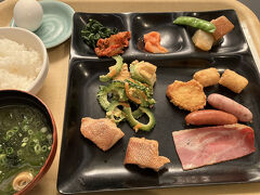【第２日】
7時から、２階の宴会場で、朝食ビュッフェ。
和食中心に、とりあえず、一皿。