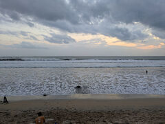 18:03 荷物を置いて、クタのビーチへ。