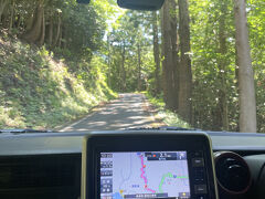 お次は「檀鏡の滝」。
ここは神秘的すぎて、怖くなりそうなので昨日ルートから避けもらっていた場所。私は滝とか沢とか池みたいな、水に関する精霊が宿っていそうな所がとても苦手です。

夫がやっぱりどうしても行きたいというから仕方なく…