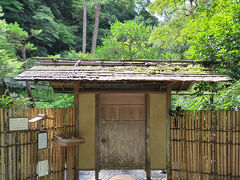 月笑軒、お茶などが頂けるようですが、朝早くは開いていませんでした。