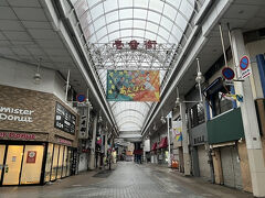 壱番街 (帯屋町)の西口。
帯屋町一丁目商店街の東側に32号線に向かって続くアーケードです。
めざすははりまや交差点８時12分。