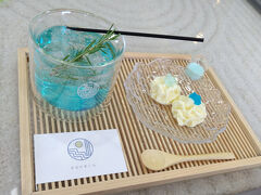 鎌倉に移動し、小町通りから1本入ったビルの2階にあるRURU KAMAKURAに来ました。期間限定の、あじさいチーズケーキと雨色ソーダです。