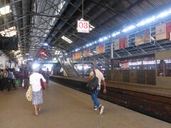 3時間半の鉄道の旅、あっという間にコロンボフォート駅に到着。
出口改札では、皆、チケットをみせながら通過していきます、あわててどこにしまったかわすれてしまったプリントした電子チケットを探していたら、いいから行って、と検札員がチケットなくてもいいから、と・・