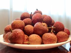 その夜は倒れるようにベッドに入り、翌朝。
早朝、布団からワサワサと起き出して、冷蔵庫から出してきたヒエヒエのライチをお皿に盛り付けつつ、何個あるか数えます。

今日はチェックアウトギリギリ11時までエバーグリーンに滞在して、のんびりとライチを食べるのです。