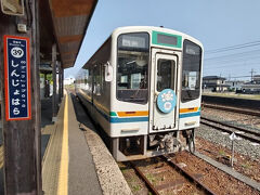 JR駅のすぐ横にある「天竜浜名湖鉄道」に乗車☆
さすが、ザ・ローカル線☆ディーゼルカー1両編成。

ちなみにエンジンはアメリカのカミンズ製らしいです。
地元企業とは言え、ヤマハはまったく関係ないようです。笑