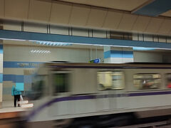 ソフィア駅からソフィア国際空港へ
ソフィア中央駅から地下鉄に乗ってソフィア空港へ行きます