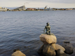 人魚姫の像
エドヴァルド エリクセンが手がけた、有名な人魚のブロンズ像。アンデルセン童話に登場する人魚姫がモチーフです。