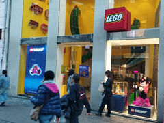 レゴストア(コペンハーゲン店)
残念ながら、もう閉まっていました。外国のお店は閉まるのが早いです。家庭を大切に、人生を大切にしているのでしょうか。