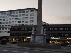 Liberty Memorial, Copenhagen
高さは20 メートルの高い塔です。1788年 農奴制が廃止されたことを記念して建てられたそうです。柱の足下には 勇気・美徳・忠実・勤勉を表わす4人の女性像があります

コペンハーゲンの空港に夕方到着、素敵な街を観光しました。
明日は早朝の便でコペンハーゲン→ロンドン・スタンステッド空港へ行きます。
コペンハーゲンとロンドン旅行4に続きます。
