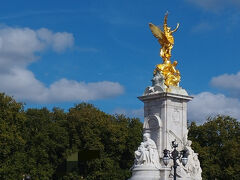 ヴィクトリア記念堂
大理石とブロンズの像を配置したビクトリア女王の壮麗な記念碑