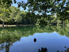 　鳥沼公園。観光客は誰もいません。隠れた観光地。湖面に木々が映ります。