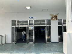 今回の旅行のメイン・鳥羽水族館に来ました。
こっちはちゃんと身障者割引が効いたので、1人2000円です。
順路のない水族館をうたうだけあって、どこから回ればよいのかわかりません。