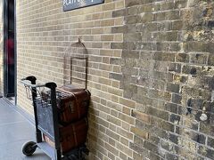 ハリーポッターが壁をすり抜け、9と4分の3番線に行く場所。