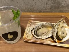 「みやじま華屋敷」へ。
生牡蠣は、今まで敬遠して食べて来なかったですが、広島の名物アピールが凄いから、食べてみることにしました。
美味しかった～！
レモンサワーと合う！
食べず嫌いは克服しました。
