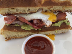 私はこちらをセレクト！Breakfast club!
ワッフルがサクサクしてて美味しい！これ、サンドになってるけど段々としっとりしてきちゃうから、挟まずにセパレートで持ってきてもらえばよかったよ。
Google mapの口コミでそうしてもらえたって買いてあった！