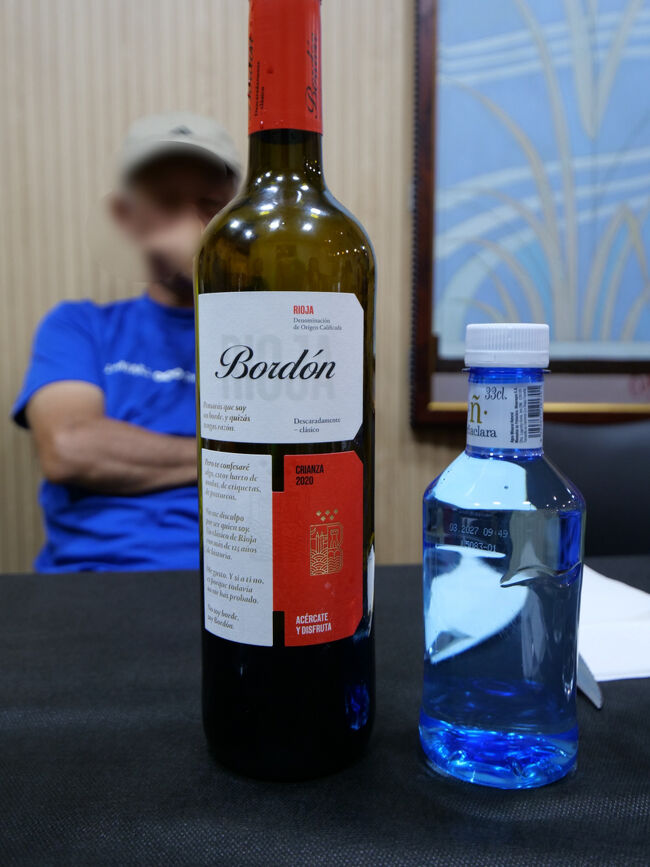 夕食、正面のFさんは体調不良