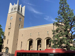 シンボルともいえる大隈講堂。
だいぶ前にここで柳家小三治の落語会あり、講堂で聞きました。
卒業生の柳亭こみちが前座で、人間国宝は「千早振る」を1時間も演じて印象に残ってます。