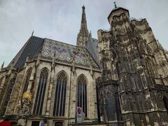 旧市街地を散策しながら徒歩10分ほどでシュテファン大聖堂に到着。屋根には双頭の鷲、神聖ローマ帝国の紋章がありました。