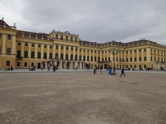 チケットをもらって入口へ。シェーンブルンイエローと言われるこの黄土色の塗装はオーストリア帝国の国旗にも採用されている帝国の象徴の色です。