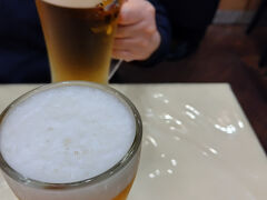 で、夜は中華街で飲む。
中華街メイン通り沿いに店を構える老舗の「一楽」へ
連日飲んだくれで前途洋々です　笑
いままでの仕事縛りの反動が・・・