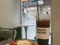 再び西面へ。
コングクスの後に食べようと思ってたけど、想像以上にコングクスがボリュームあって一旦断念したギリシャヨーグルトのお店。
グリークハダ。
前回、一月の釜山旅行で行けなかったので、今回絶対行きたくてリベンジ。
コーヒーはなかったので、隣のコーヒースタンドで買って持ち込み。