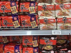 結局、辛ラーメンを買って帰れば間違いないです。
日本でも買えるけど。