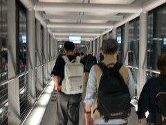 無事にバンコク・スワンナプーム空港に到着。独特な匂いと強烈な冷房に目が覚めます。