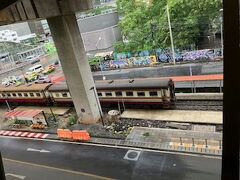 なにやら盛大な汽笛が聞こえると思ったら、レトロ感のある国鉄の列車が走り過ぎました。いつかは国鉄で地方をあちこち旅してみたいですが、日程に余裕がないと厳しいですね。