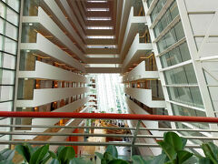 ○マリーナベイサンズ

バス停 Bayfront Stn からエレベータに乗ってマリーナベイサンズの２Fに進む。
一緒にバスを降りた人の99％の人がエレベータに乗った。

ガーデンバイザベイに行くのにはマリーナベイサンズの２Fを横切ることになる。