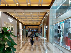 《ショップス＠マリーナベイサンズ》

自然とのふれあいの次はショッピングエリアの散策