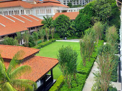 ○ラッフルズ

15年前はラッフルズの直ぐ隣のフェアモントホテルだったので、ロングバーに行ったり、お約束のインド人ドアマンと記念写真を撮ったりした記憶がある。

シンガポールに来たら、やっぱりラッフルズに立ち寄らない訳にはいかない。