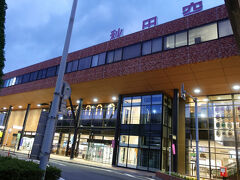 空港ビル
後ろが花壇で「秋田空」までしか写せず