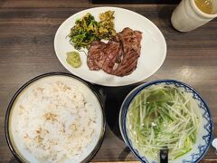 仙台市内、数多と牛タン屋さんがあり正直なところ差がわからないので、少しお値段の張る牛タン焼き専門店 司が間違いないかなと場所を調べたら、ホテルのはす向かいだったので即決。

お昼時だったので30分程並びました。

注文は牛タン定食3枚6切。
ずっと焼いているので席に案内されてから、すぐに提供されました。
