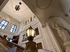 荷物はコイン返却式のロッカーに預けますが、傘を持ったままだったので２階入り口でスタッフさんに止められ、ふたたび１階のロッカーへ(´･_･`)ｼｮﾝﾎﾞﾘ…

【MEMO】
海外に限らず、ミュージアム系の施設では傘の持ち込み禁止です。。。