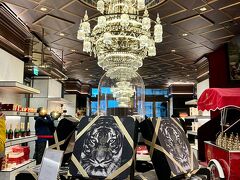 そちらにやってきました～！

ちなみにこの手前にはカジュアルなカフェがあって、そちらは長蛇の列でした（もしかしてさっき空いてたカフェは予約でいっぱいだったのかも？）。