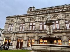 歩いていると見えてきたのはウィーン国立歌劇場。

こちらは明日見学します！