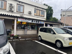 列車の到着から送迎バスの発車まで13分あるんで駅周辺をウォッチング。たこやき西海に行列ができている。チキンボーってなんだろう。