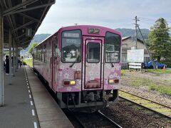 15時13分発の赤湯行きの普通列車に乗りました。

車両のラッピングは南陽市の『烏帽子山公園』の千本桜をはじめとする沿線の花見の観光ルート『置賜さくら回廊』をモチーフ。