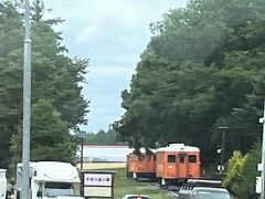 　あちこちのホテル前で、お客を拾って走ります。あるホテル前では、健脚そうな2人連れが乗車拒否されました。ドライバーさんが降りて行って説明。補助席を使えば乗れない事はなさそうだけど。キャリーが入らないのかな？隣の席のマダム、「私は地元なのでこの辺のことは分かるし、次のバスでよいから、あの方たちを乗せてあげて」と、下車しようとしました。でもドライバーさんが返金できないからと拒否。「あの方から1000円もらうからいい。」とマダム。でも拒否。せっかくご厚意で言ってくださったのに。
　またあるバス停では歩行器を使うお年寄りが娘さんたちと乗車。おぼつかない足取りで、後ろまで行くのは大変だよね？前方席だったので代わってあげようかと思ってたら、同じツアーの私の後ろの2人連れが自主的に、後ろに。お年寄りも娘さんと一緒の方が心強いよね。暖かい方達。
　幸福駅、パチリ。拓殖バスはこのコースを走るそうです。昔、愛の国から幸福へというのが流行りましたね。