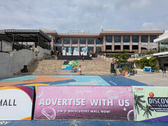 12:47 ディスカバリー・モール、ビーチ側の入口に着いた。