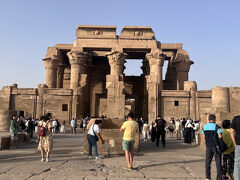 夕方になりました。
湿度が低いエジプトは日が落ちるととたんに涼しくなります。

コム・オンボ神殿は船着場から歩いてすぐ。
ホルス神とワニの神様セベク神を祀っているため、入り口からして珍しい二重構造になってます。

