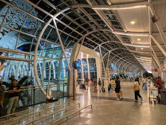 19:46 宿から空港まで6㎞程だけど、渋滞で1時間弱のドライブ。