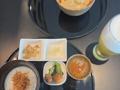 そう言えば久しぶりにキャセイのラウンジに行ってみようかと。
何も食べないつもりだったけどついつい・・・