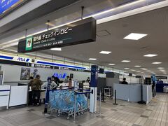 チェックインカウンターは直ぐに見つかり荷物も預けます。